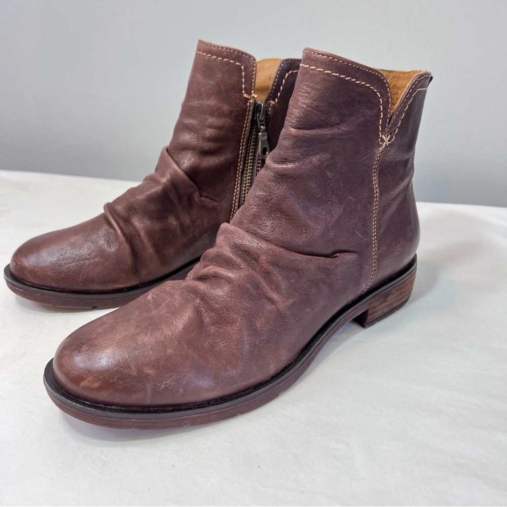 Sofft Beckie ll 2 brown leather ankle boots
size 8